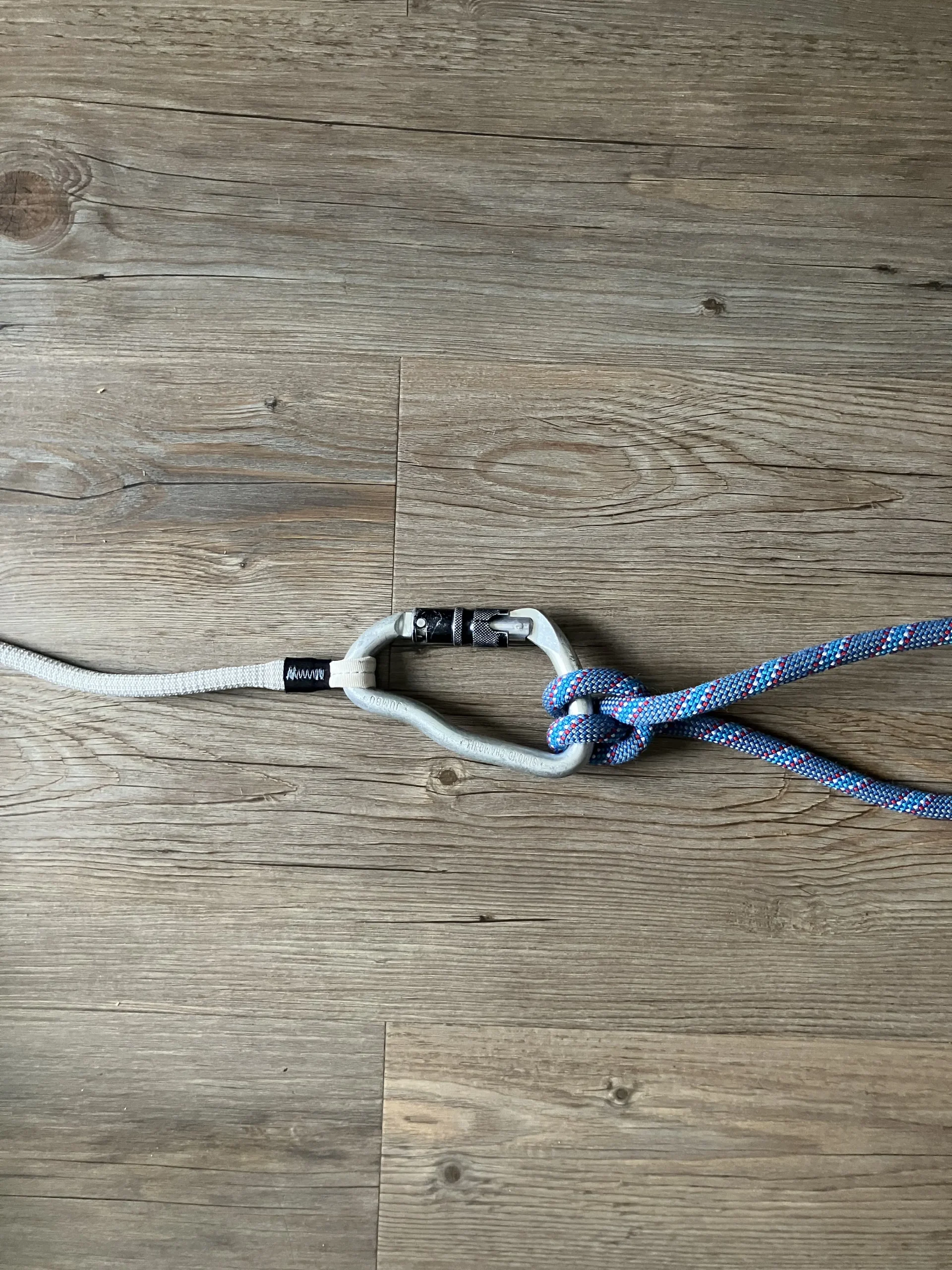 Corde d'escalade nouée à un mousqueton à vis par un nœud de Cabestan