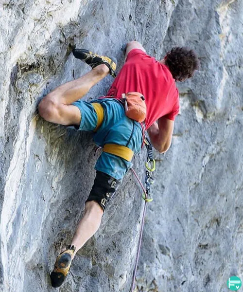 Adam Ondraqui fait un drop knee en falaise